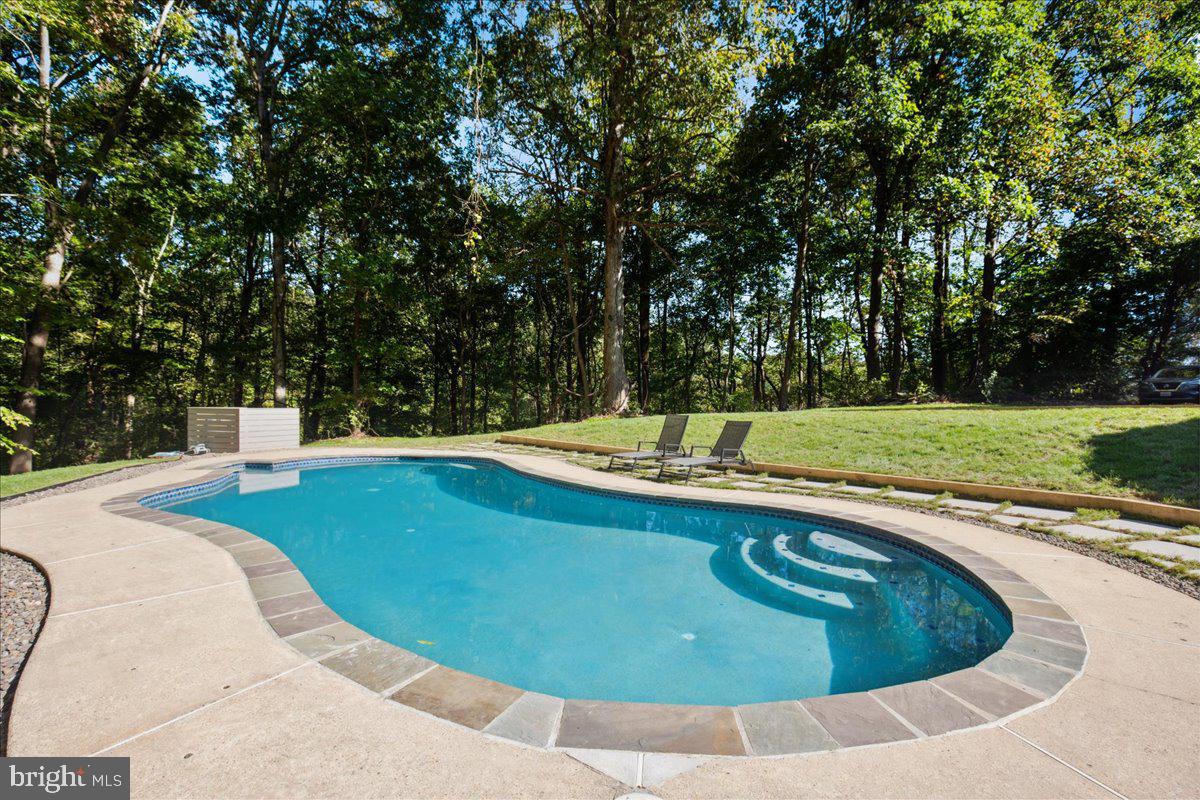 140 Honeysuckle Ln