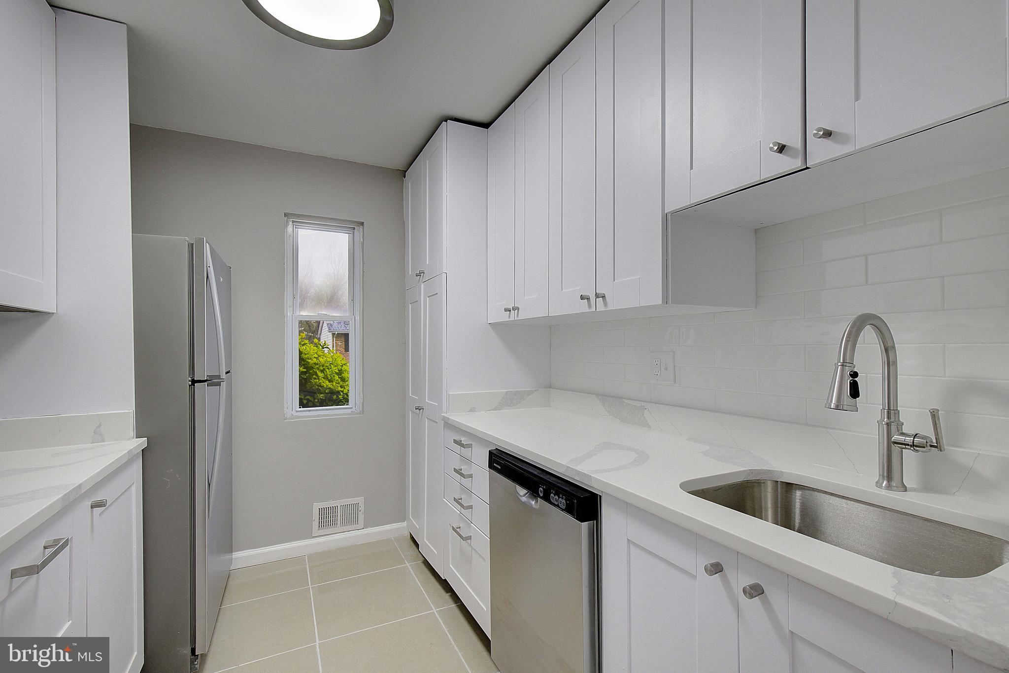 178 DAIMLER DRIVE 44