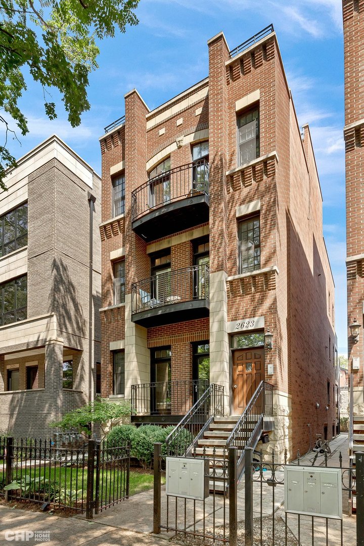 2623 N Wilton Avenue Unit: 2