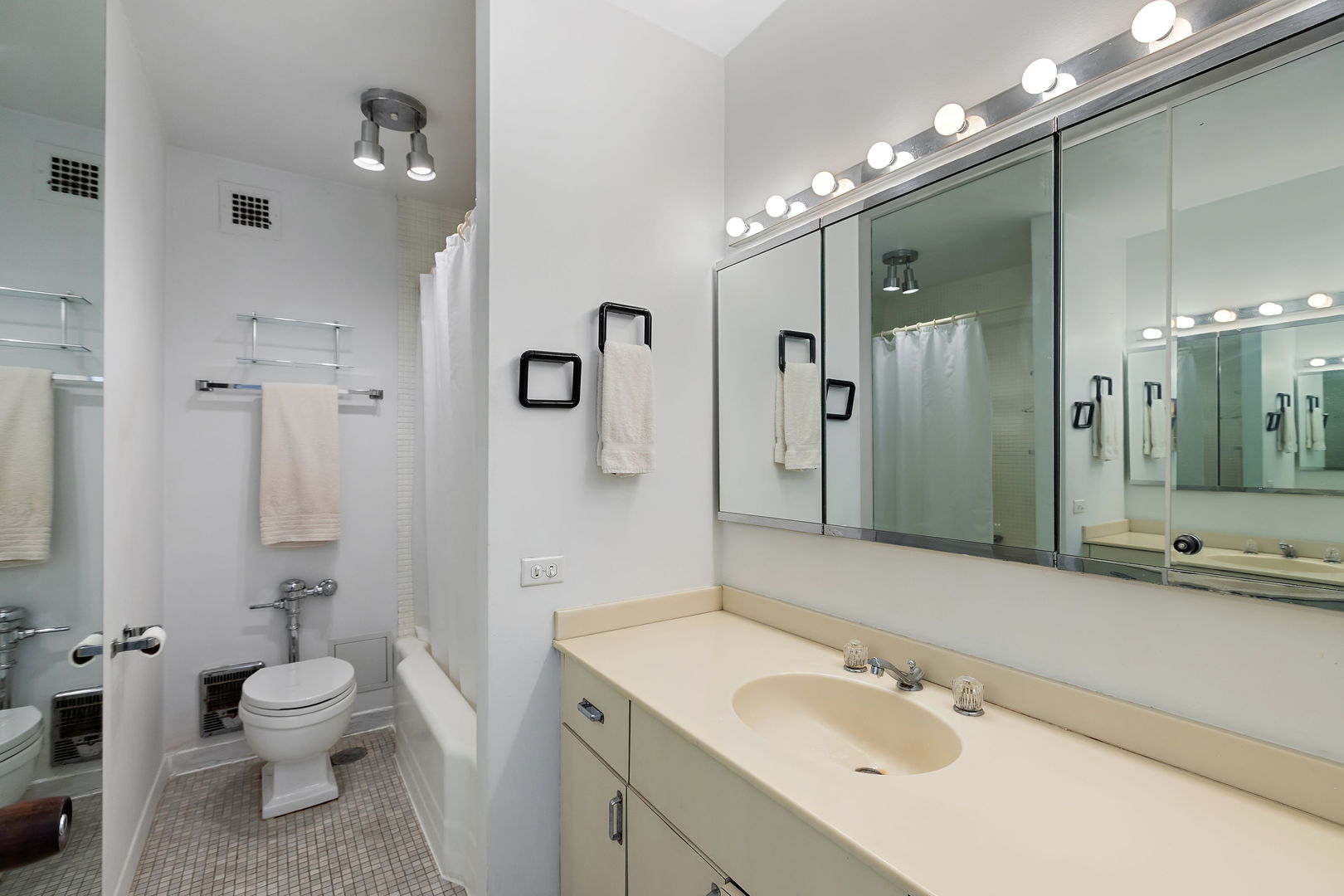 535 N Michigan Avenue Unit: 2105