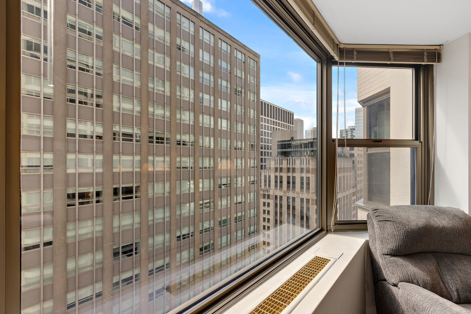 535 N Michigan Avenue Unit: 2105