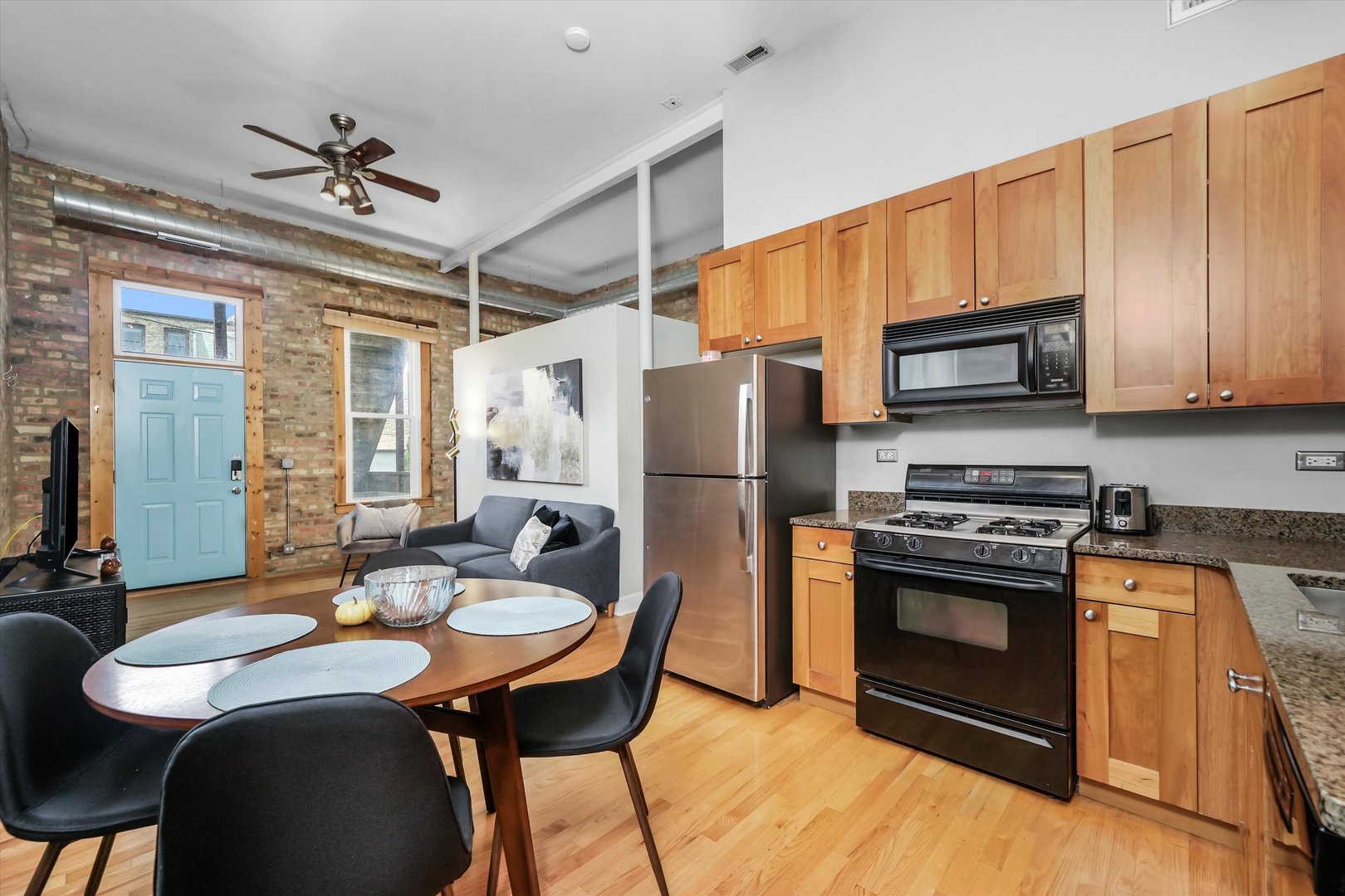 2042 N WINCHESTER Avenue Unit: 1W