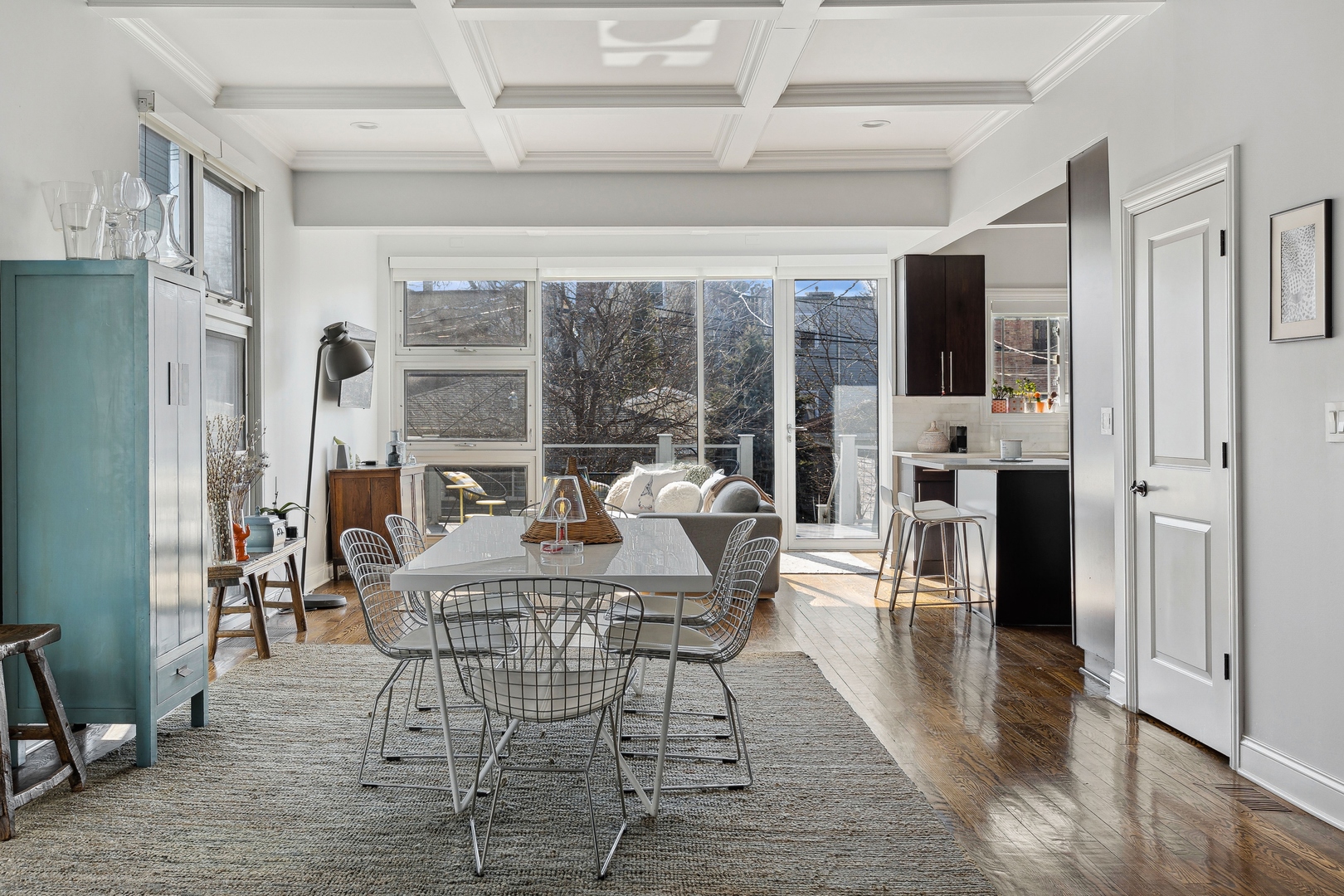 1729 W Rascher Avenue