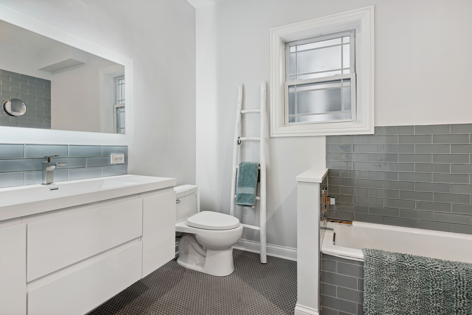 1729 W Rascher Avenue