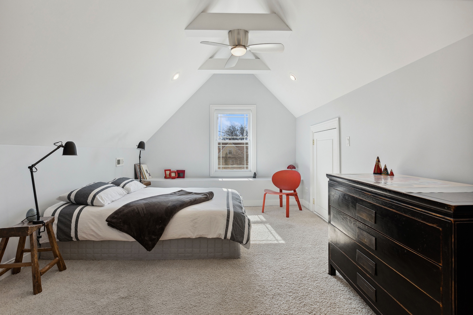 1729 W Rascher Avenue