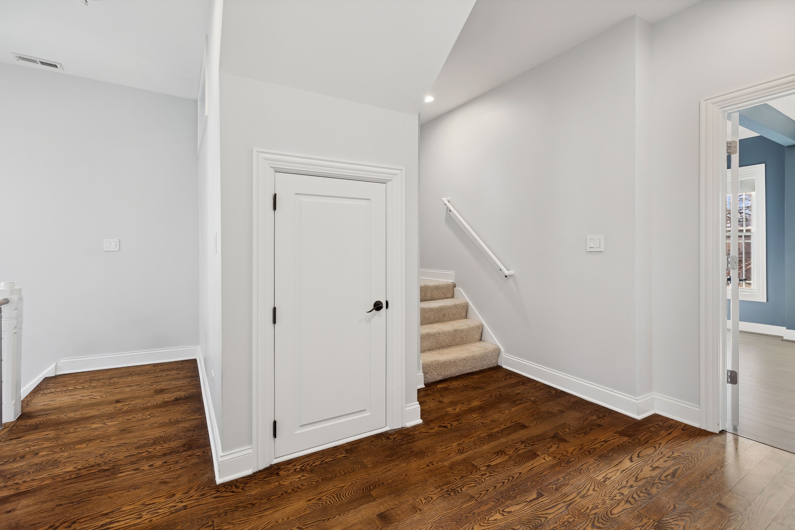 1729 W Rascher Avenue