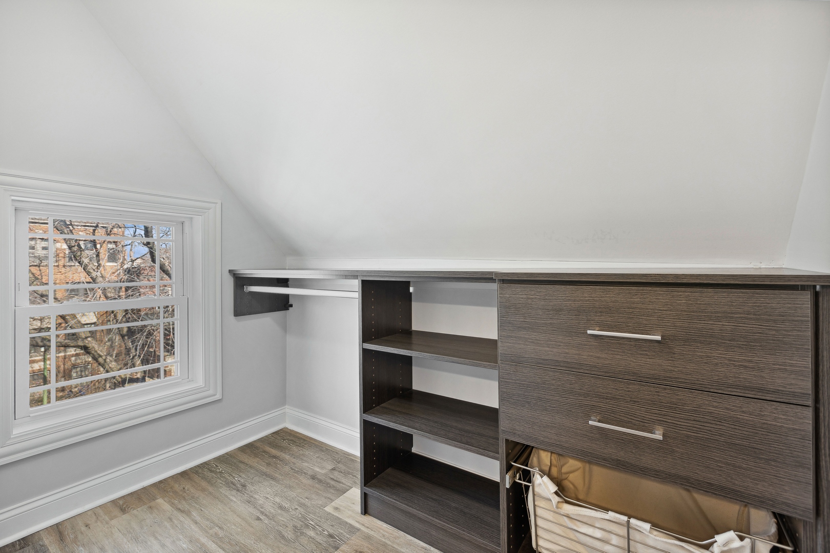 1729 W Rascher Avenue