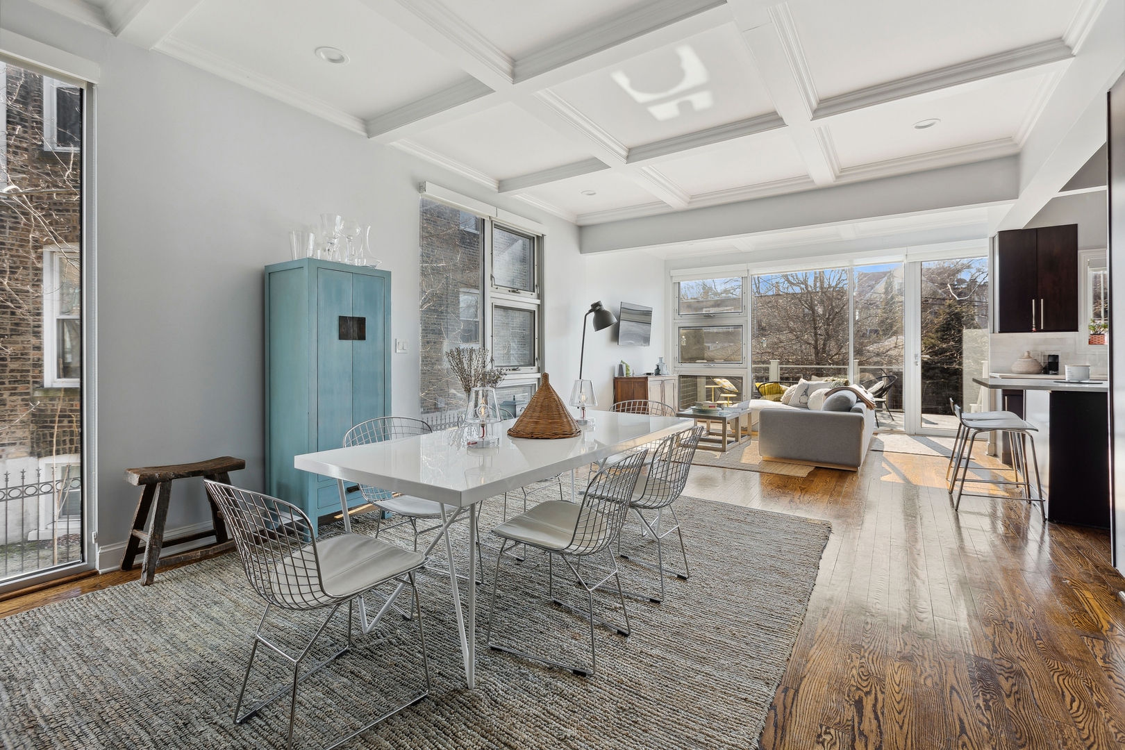 1729 W Rascher Avenue