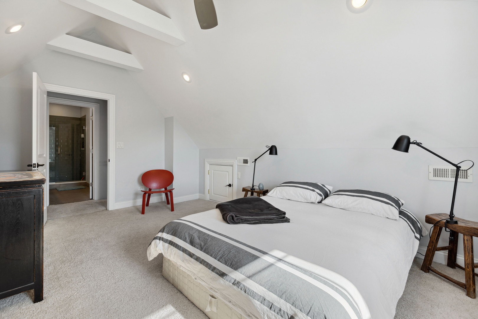 1729 W Rascher Avenue