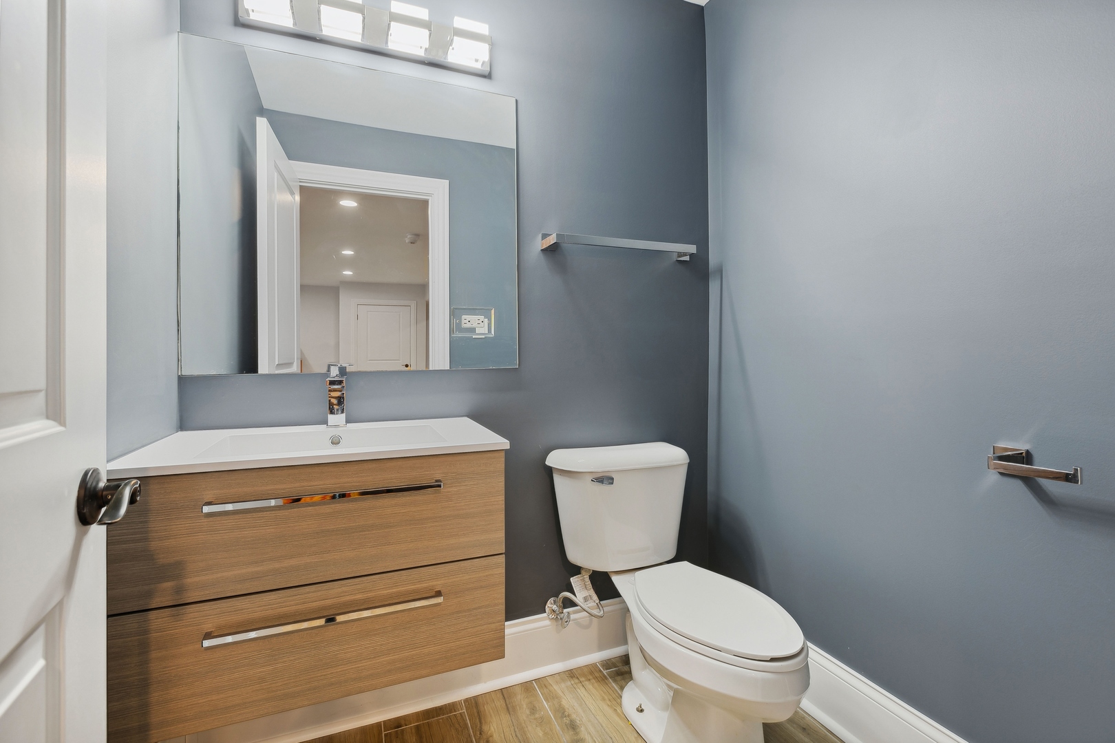 1729 W Rascher Avenue