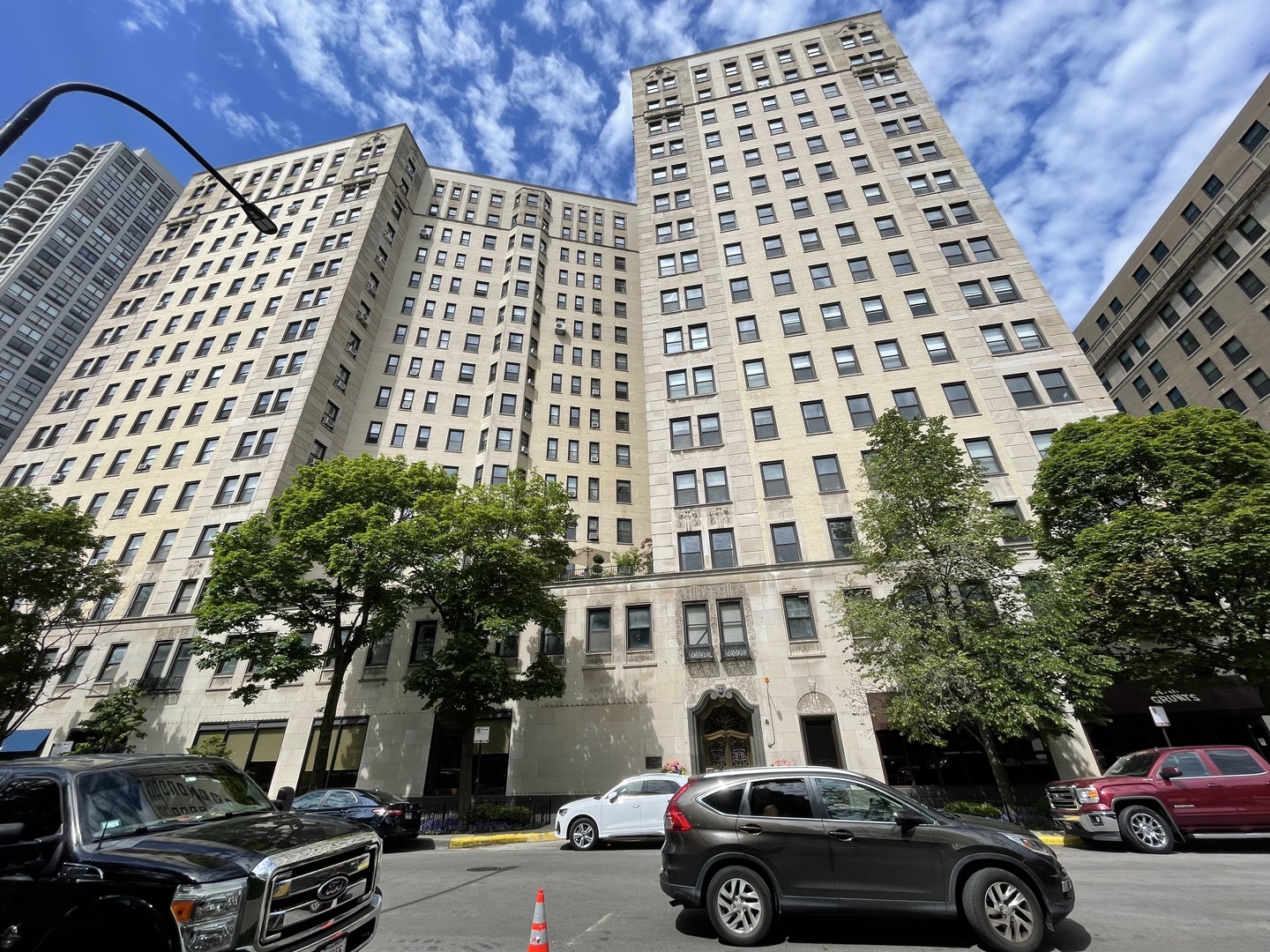 2000 N Lincoln Park West Unit: 815