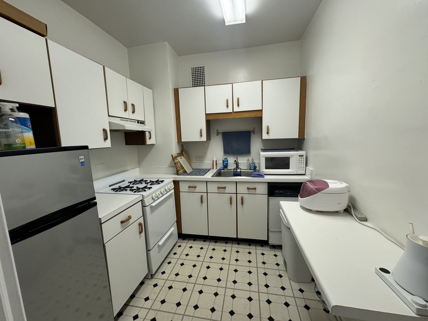 2000 N Lincoln Park West Unit: 815