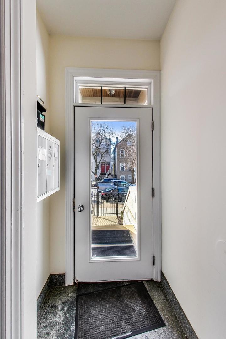 1330 W Fletcher Street Unit: 1