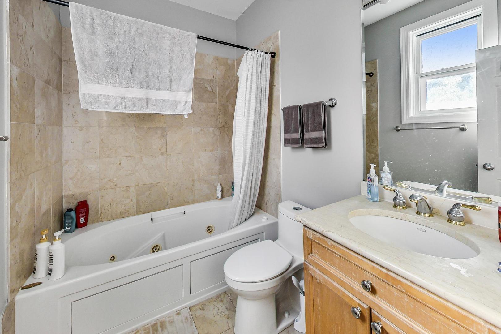 1330 W Fletcher Street Unit: 1