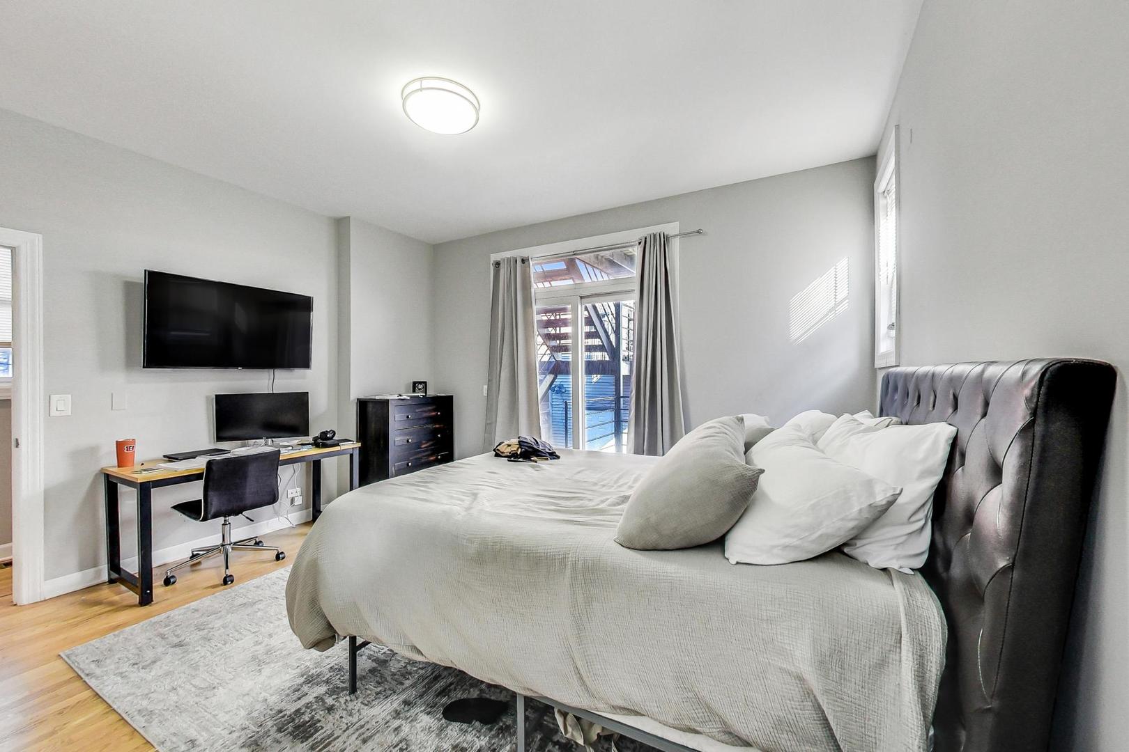 1330 W Fletcher Street Unit: 1