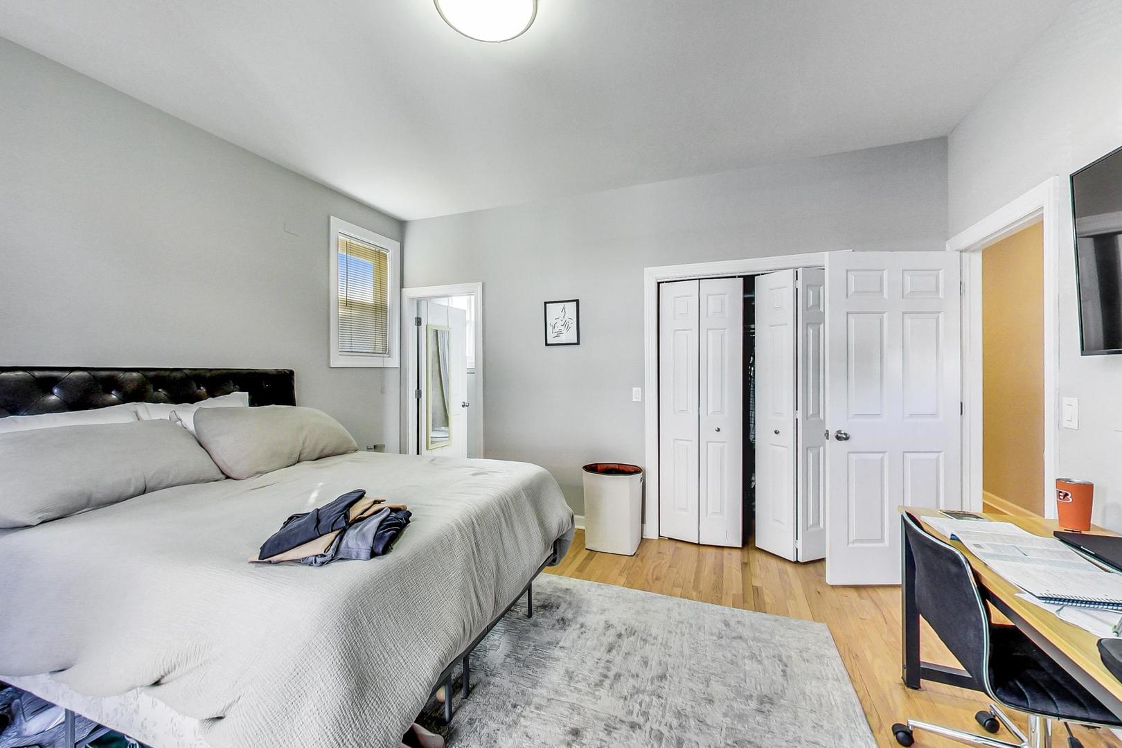 1330 W Fletcher Street Unit: 1