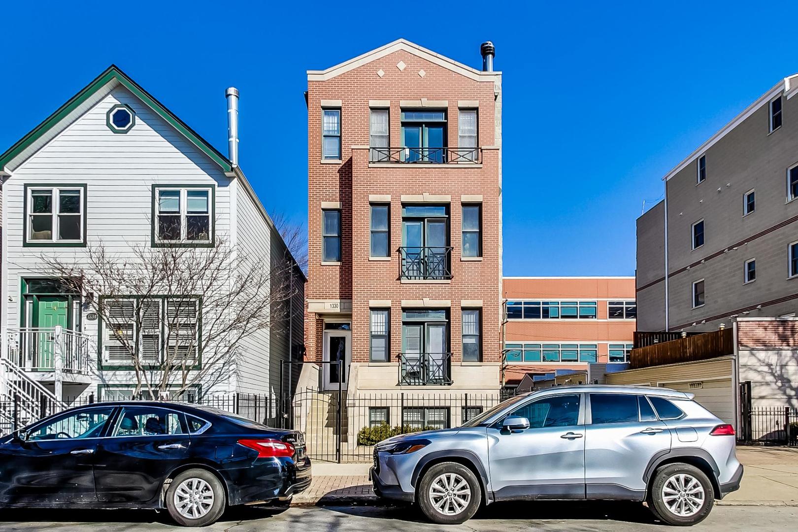 1330 W Fletcher Street Unit: 1