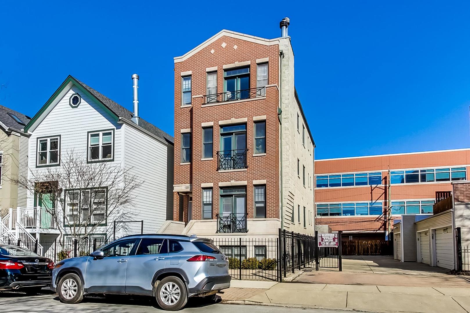 1330 W Fletcher Street Unit: 1
