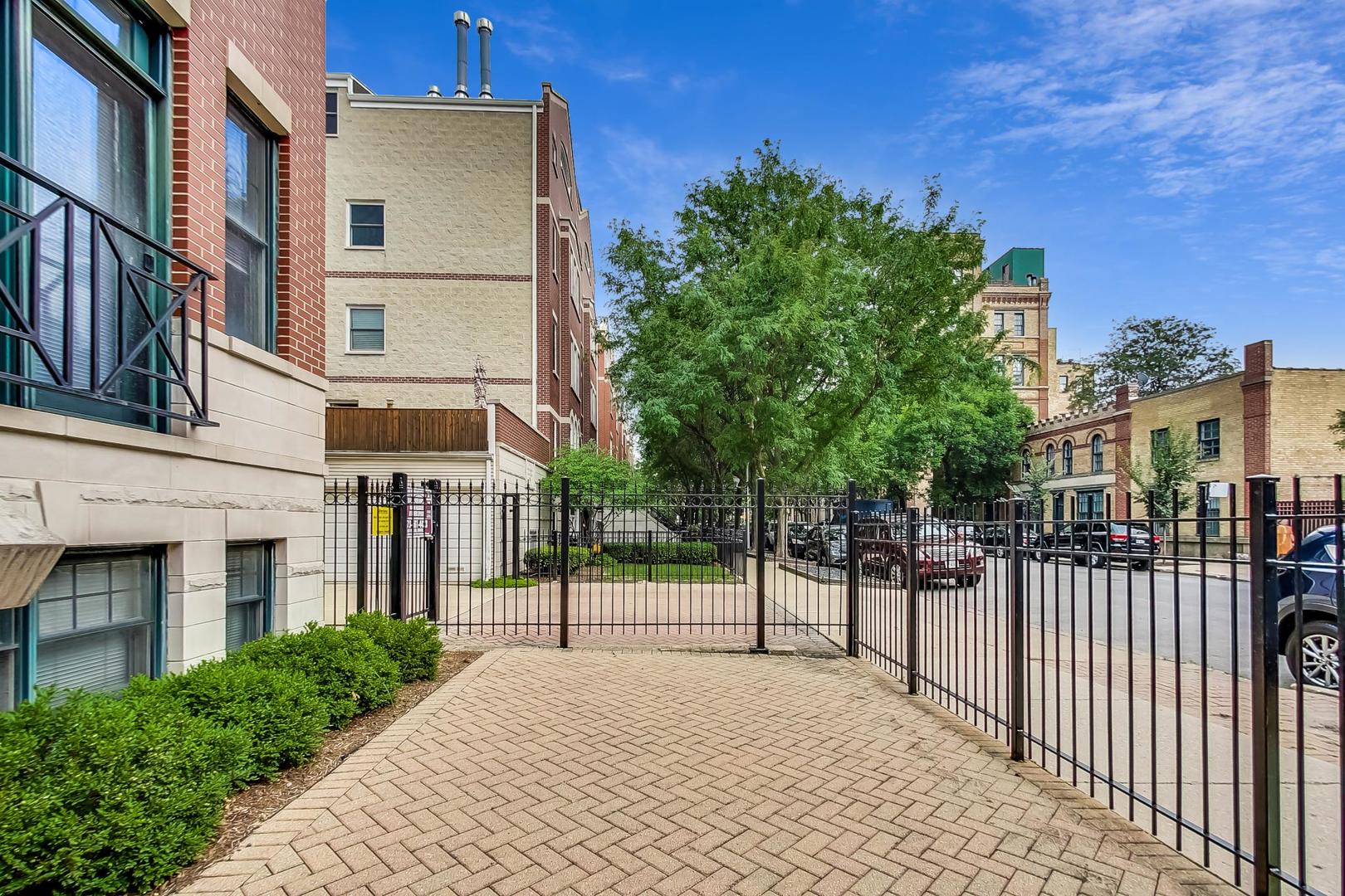 1330 W Fletcher Street Unit: 1