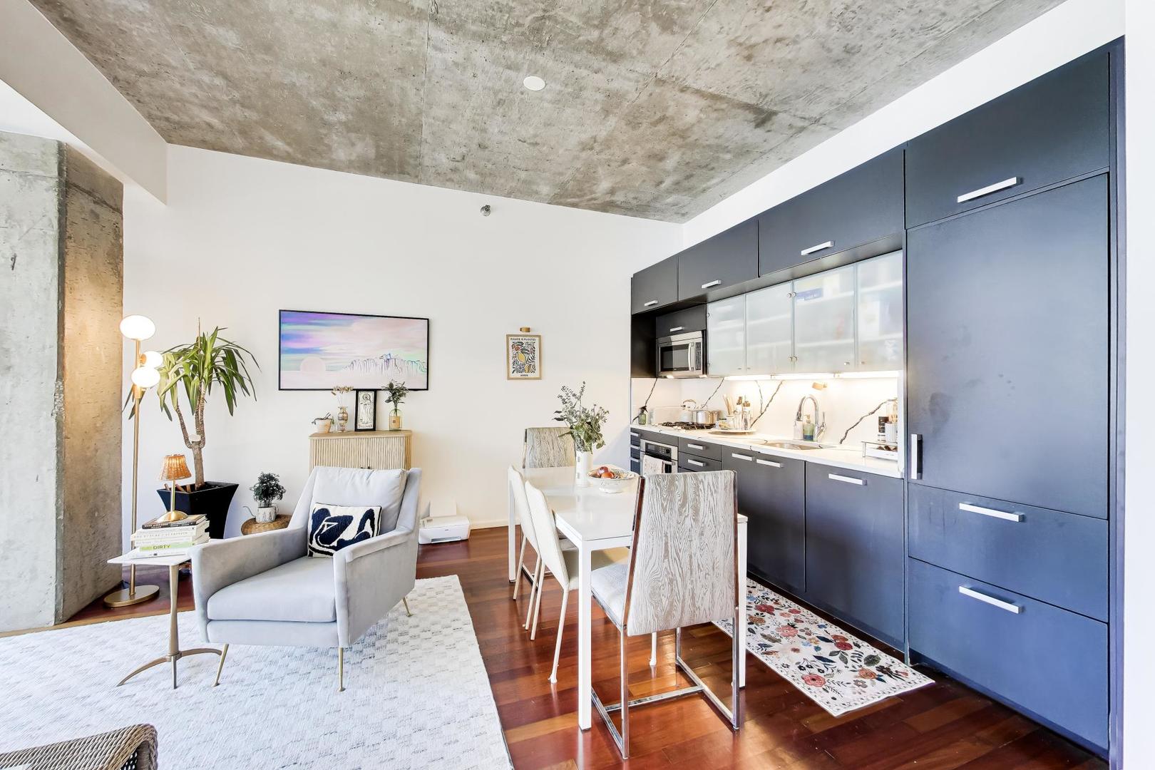 550 N Saint Clair Street Unit: 1306