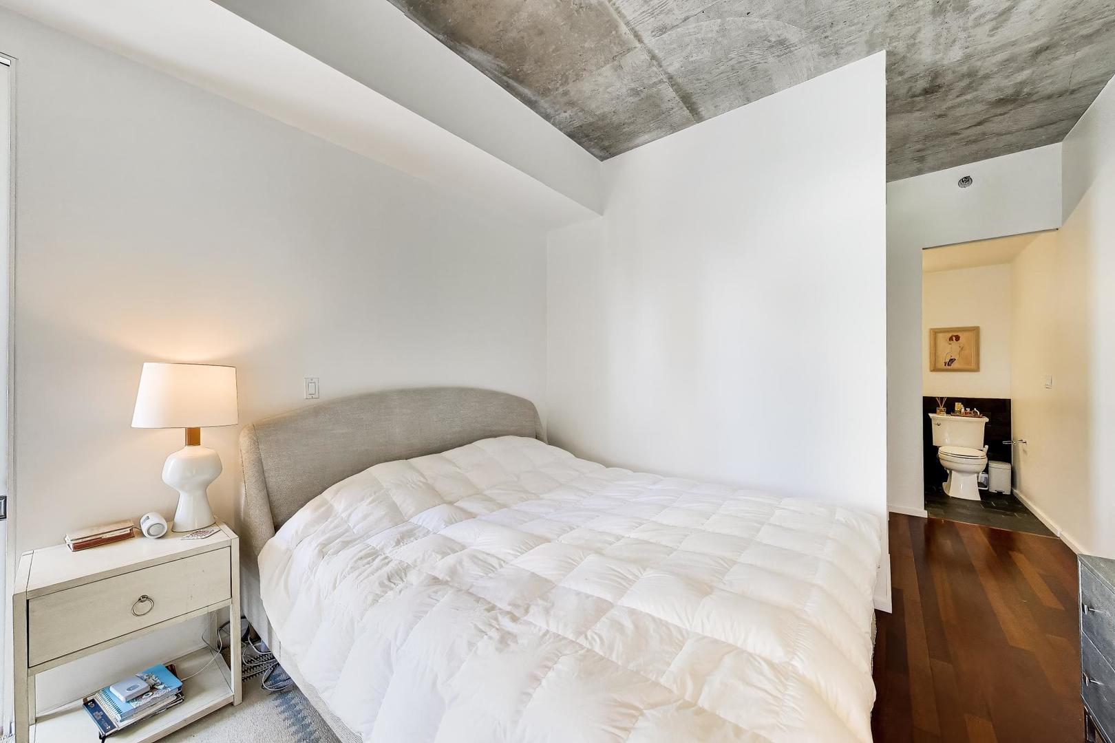 550 N Saint Clair Street Unit: 1306