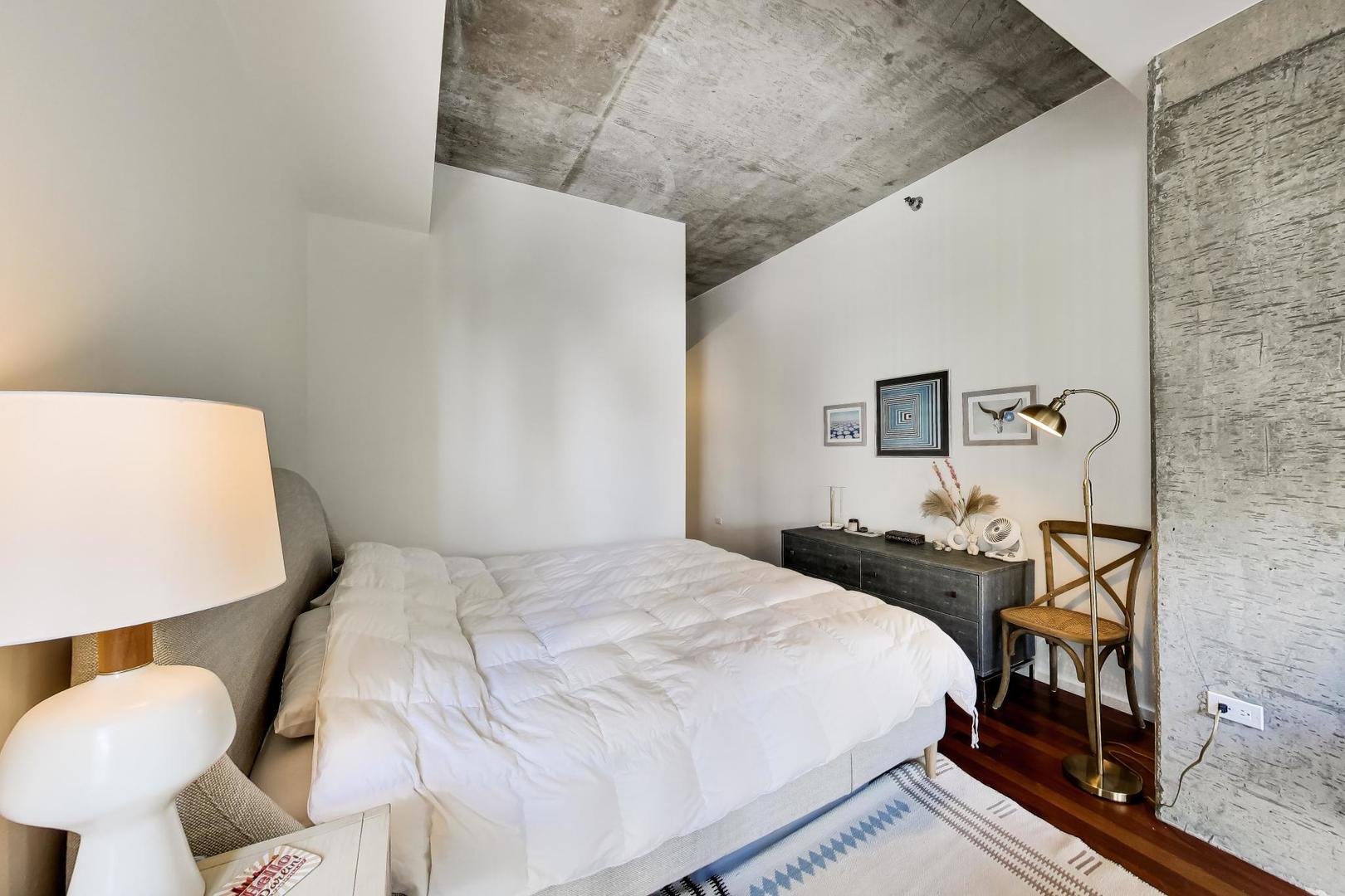 550 N Saint Clair Street Unit: 1306