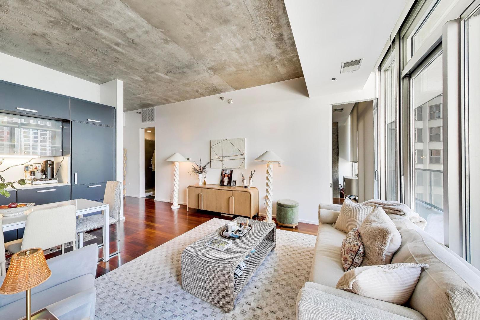 550 N Saint Clair Street Unit: 1306