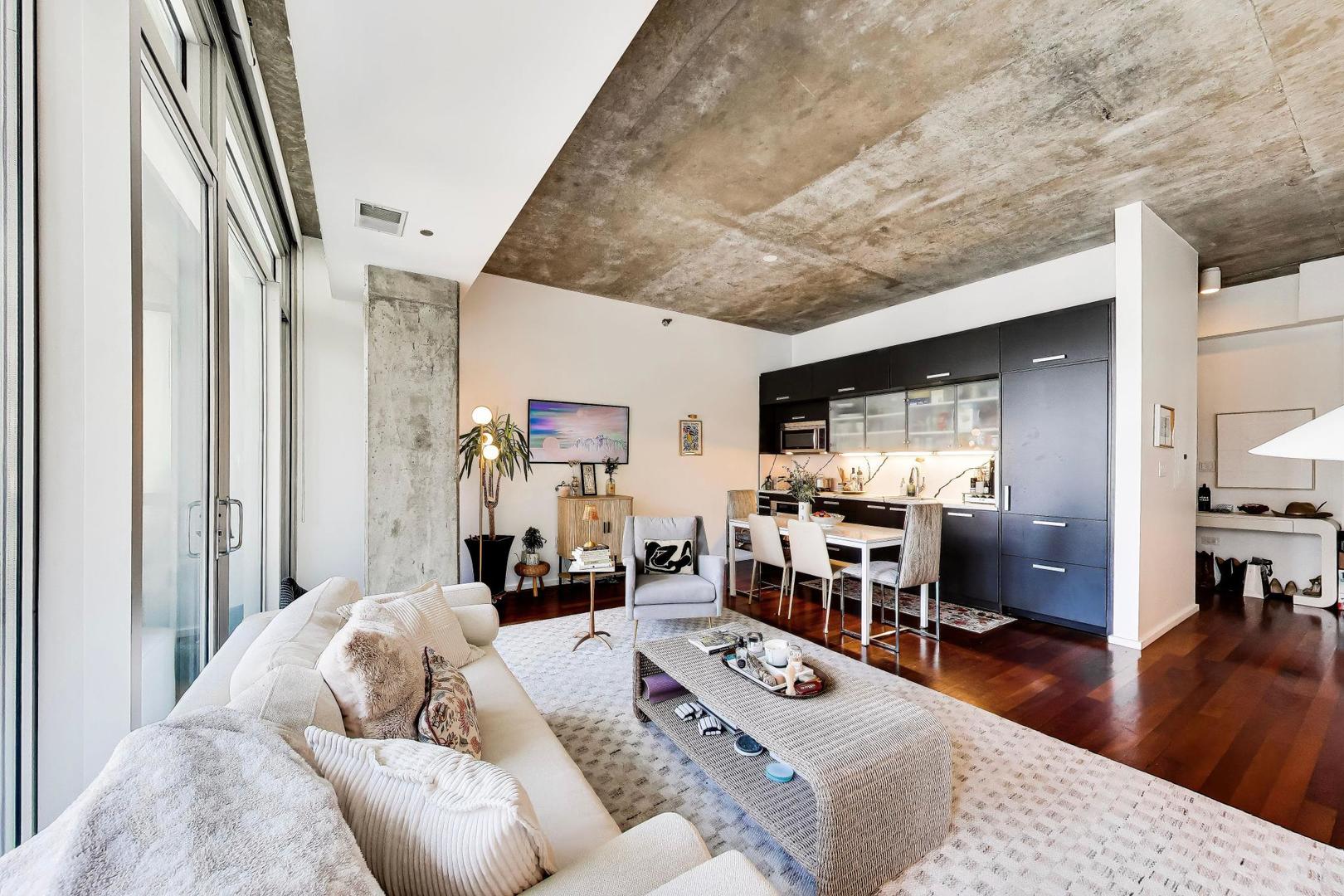 550 N Saint Clair Street Unit: 1306