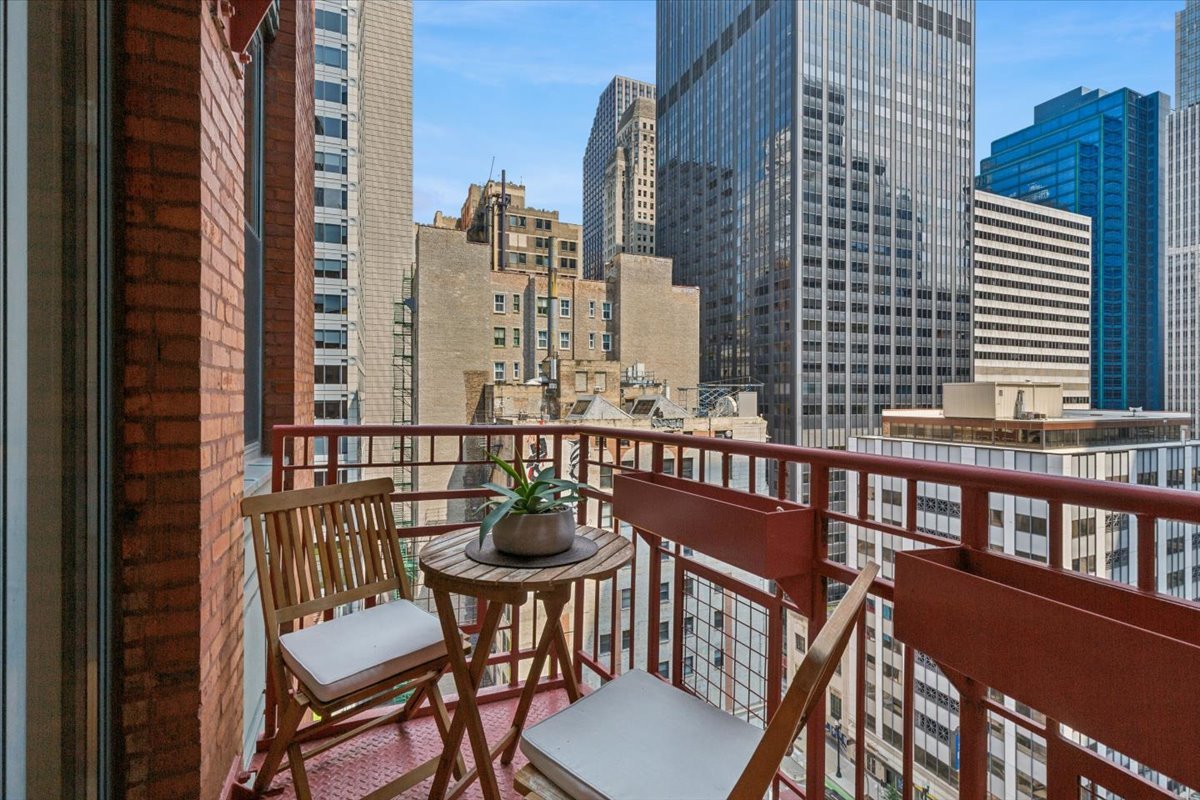 208 W Washington Street Unit: 1405