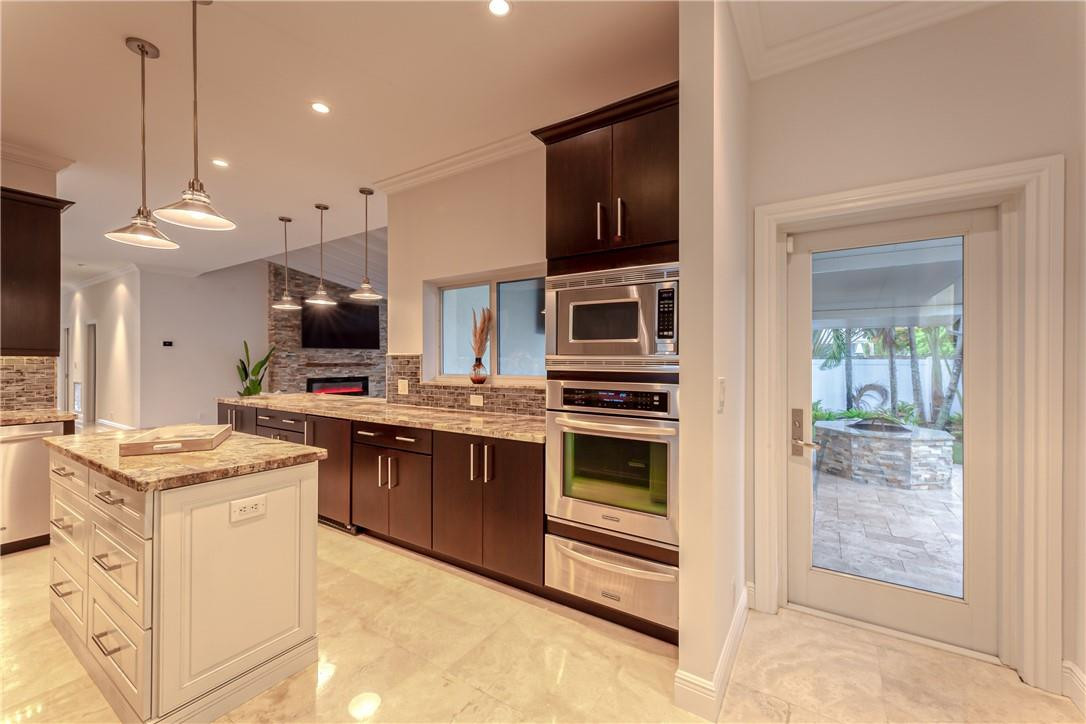 2726 NE 25TH Place