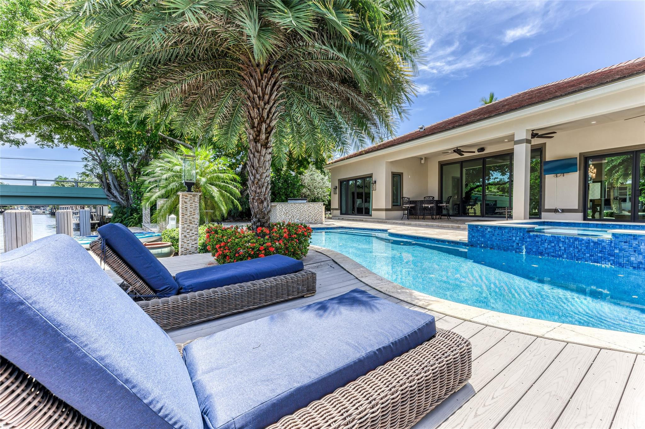 829 PONCE DE LEON DR