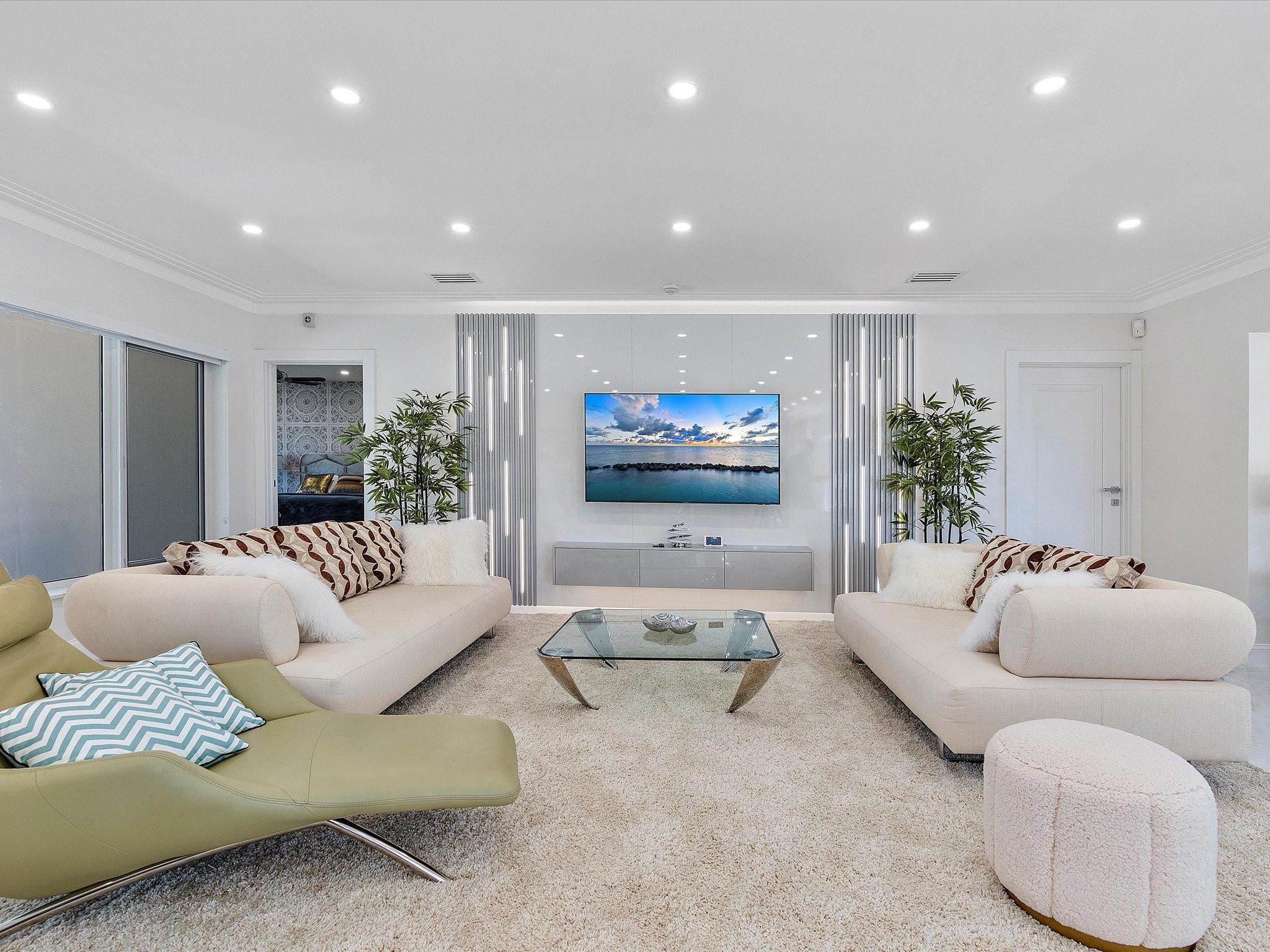 207 Royal Palm Dr