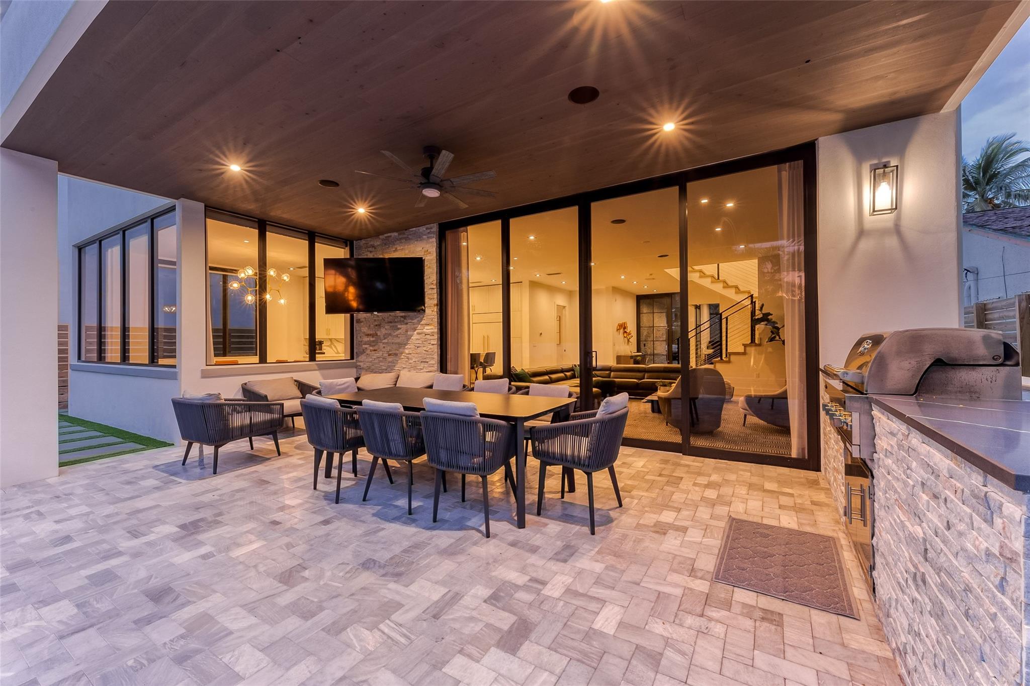 2929 Center Ave