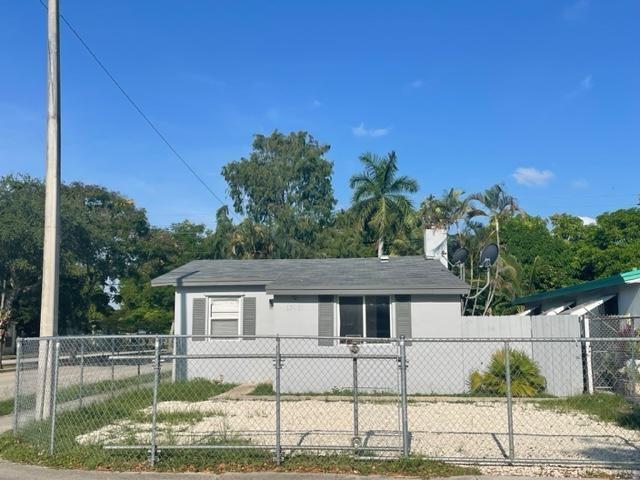 1301 NW 3RD AV