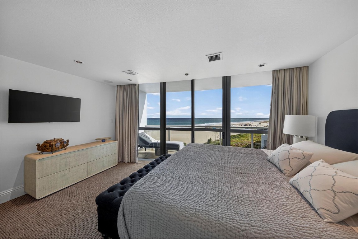 1200 Holiday Drive 402