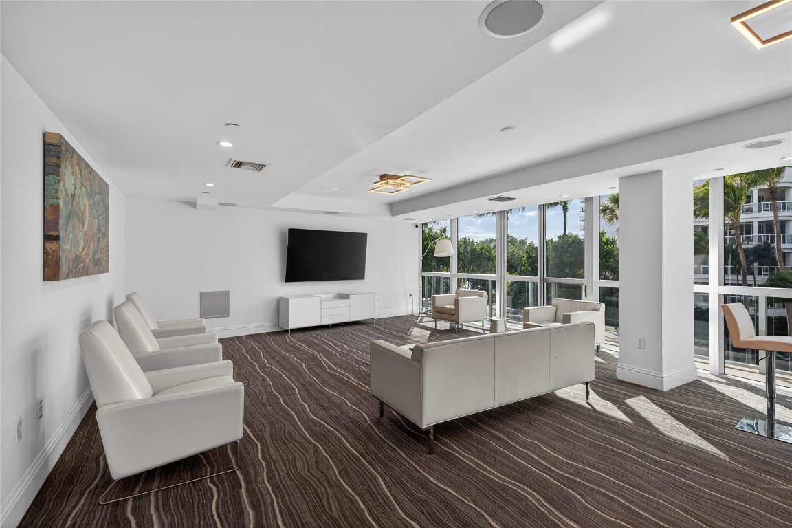 1200 Holiday Drive 402