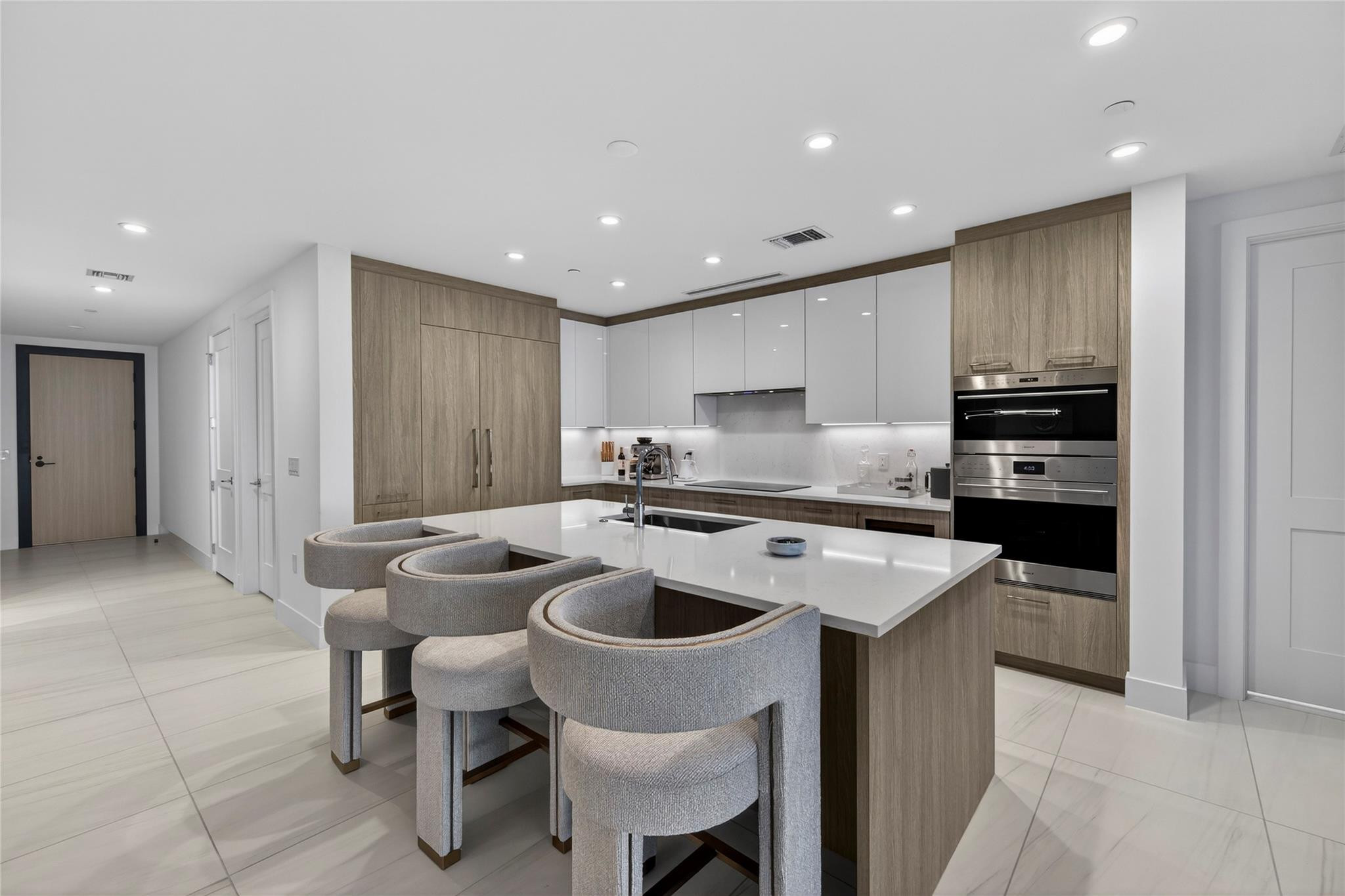 153 N Seabreeze 1901-S