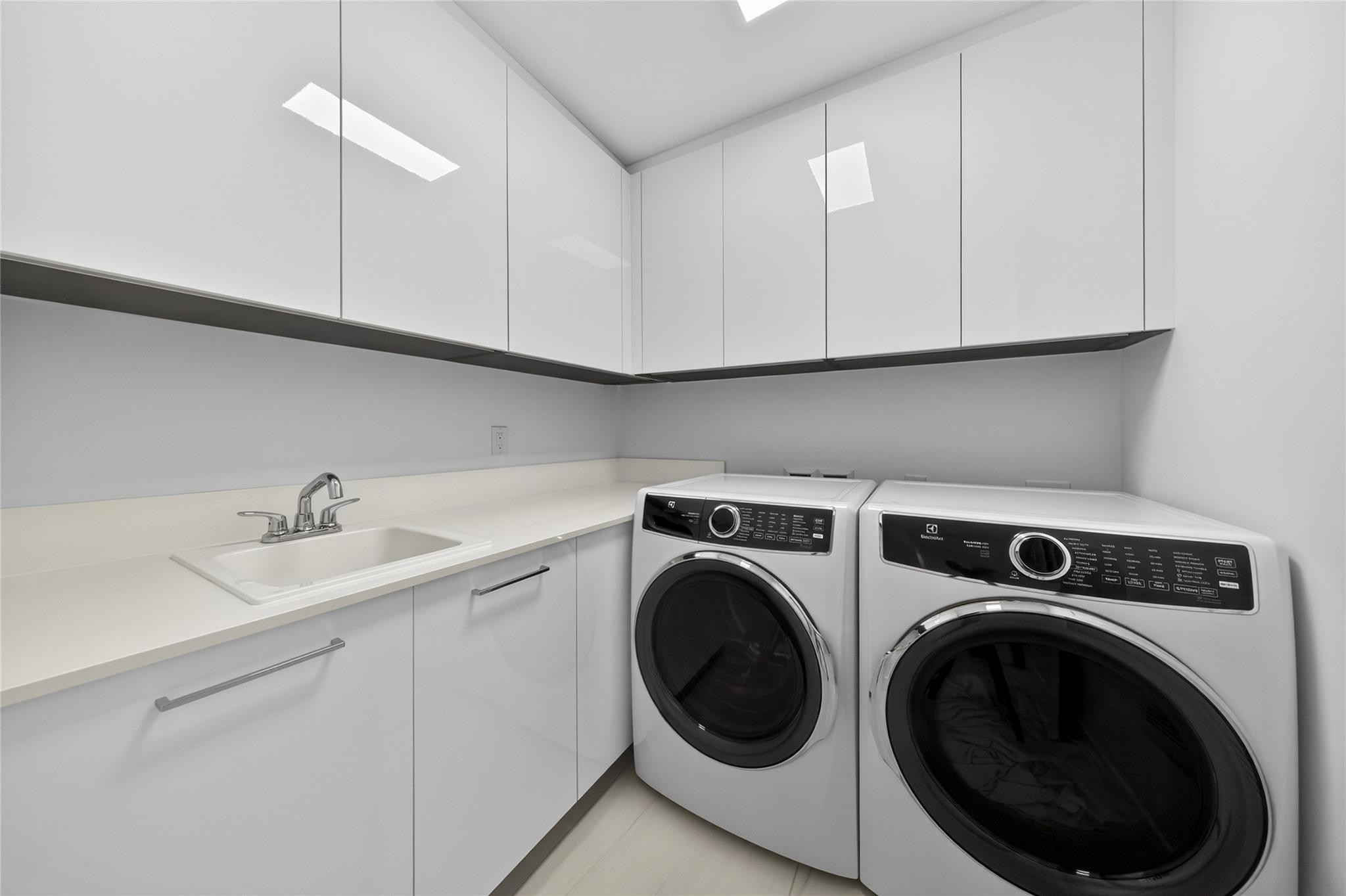 153 N Seabreeze 1901-S