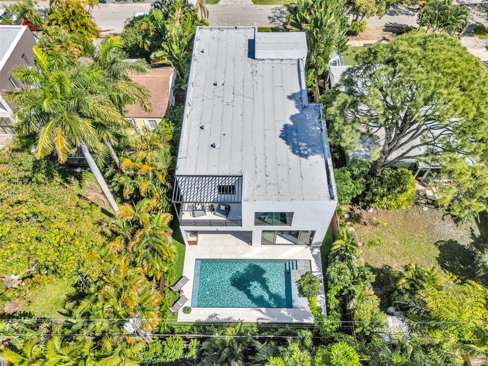 727 NE 17th Way