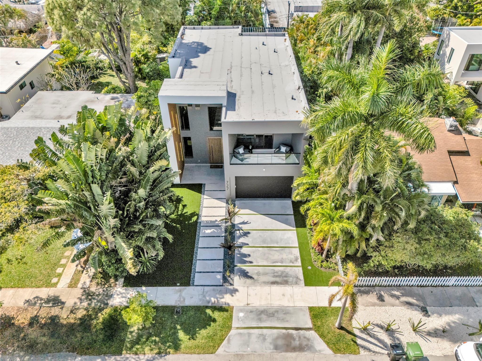 727 NE 17th Way