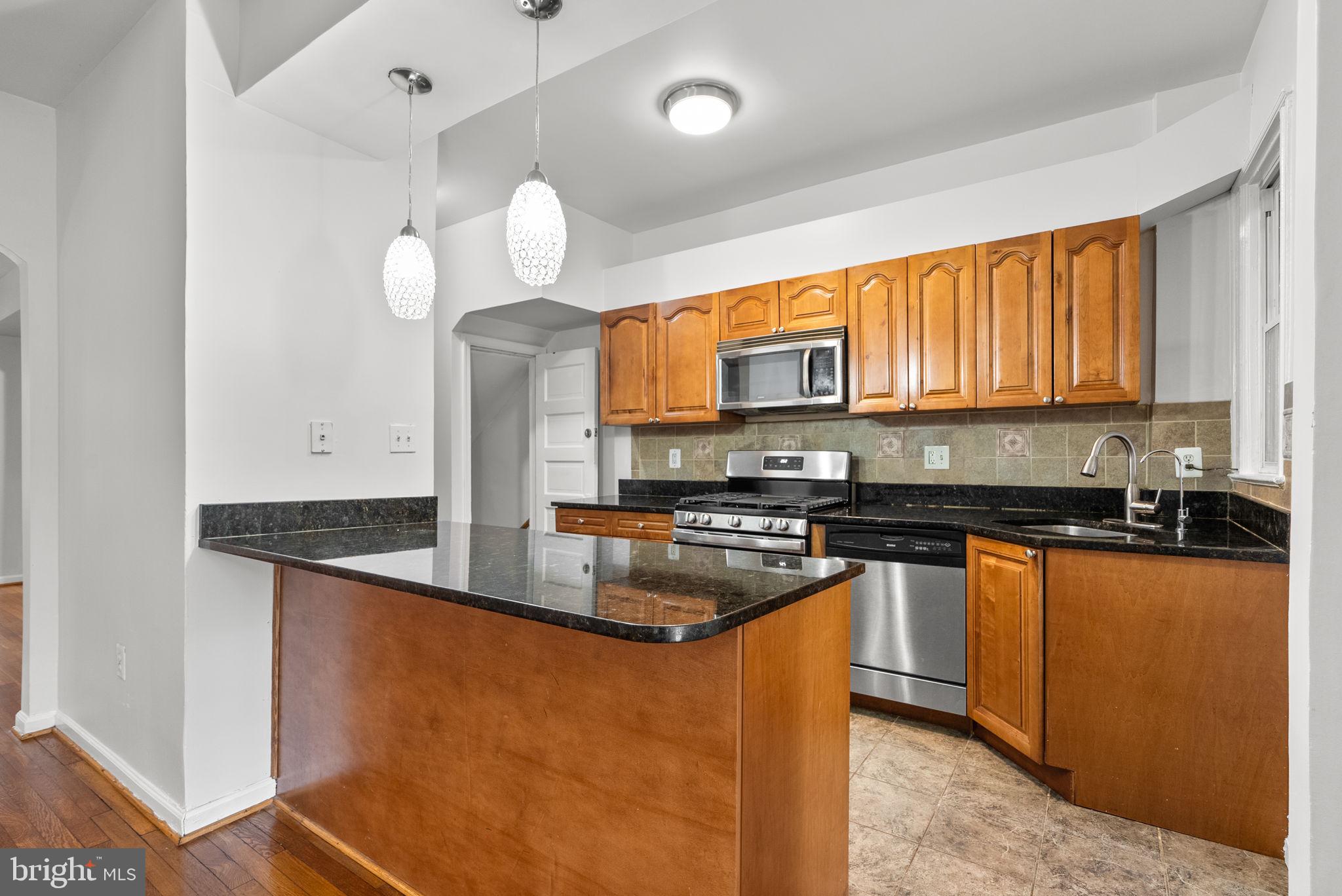 28 SHERMAN CIRCLE NW