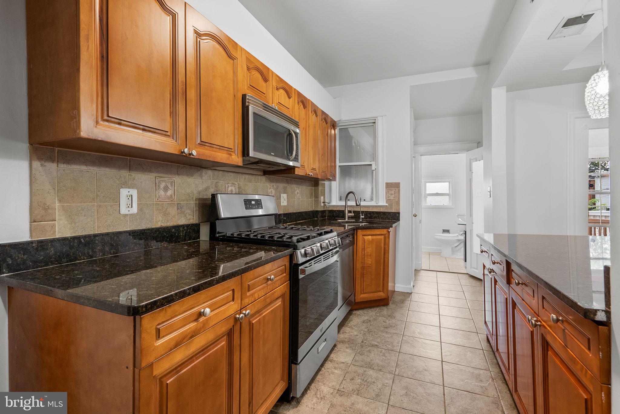 28 SHERMAN CIRCLE NW