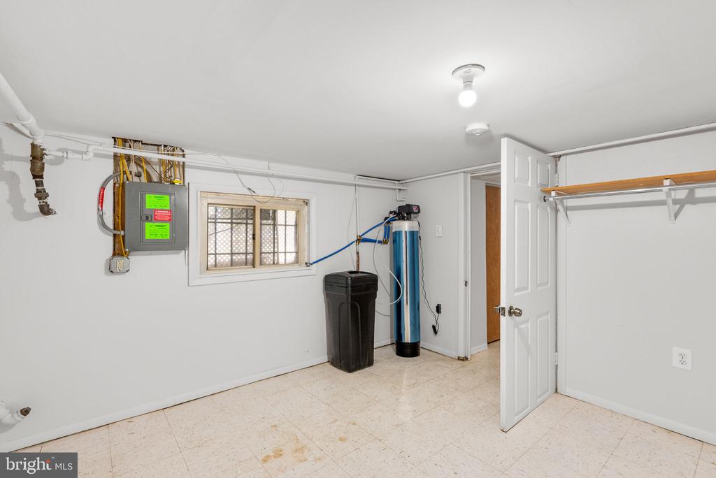 28 SHERMAN CIRCLE NW