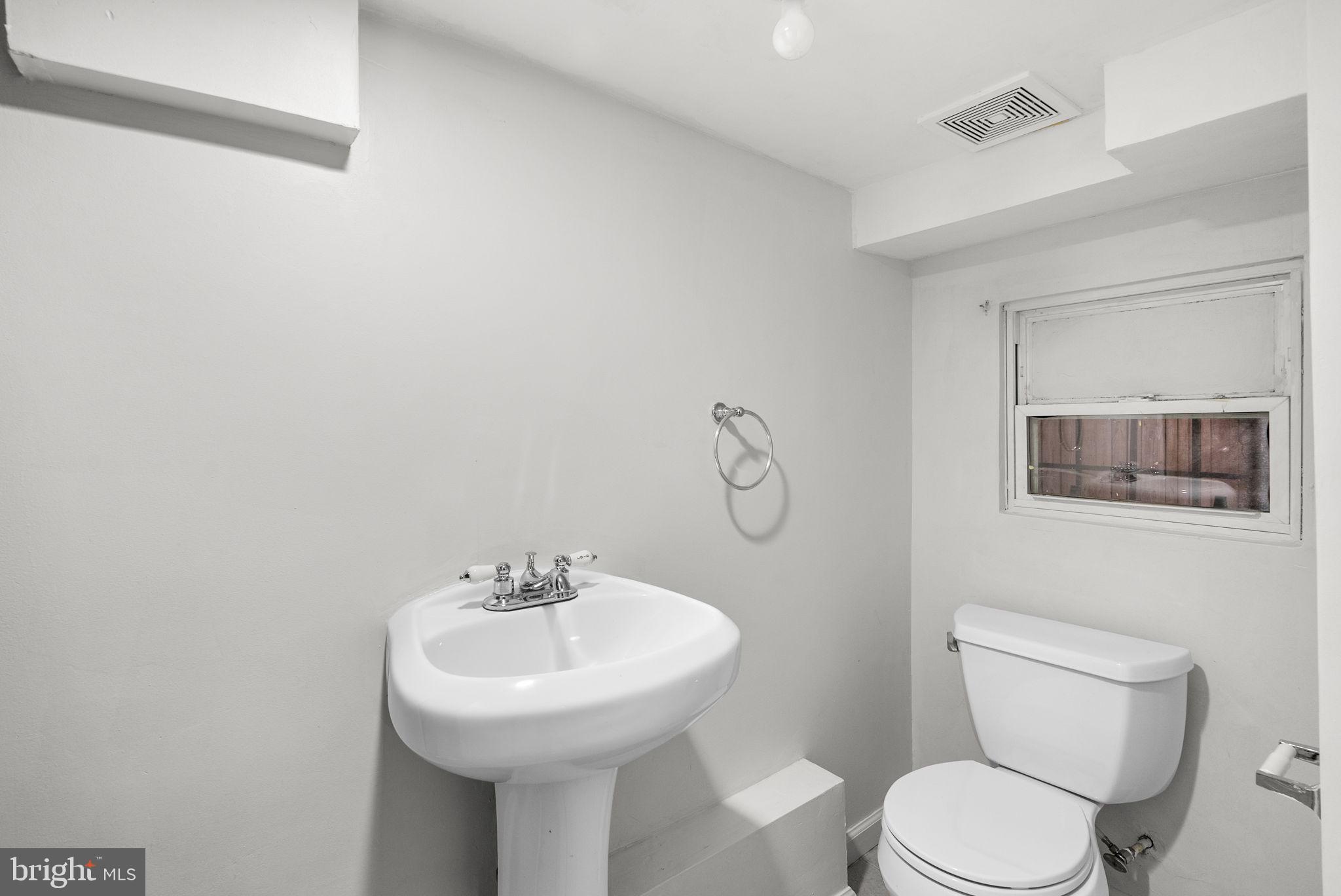 28 SHERMAN CIRCLE NW