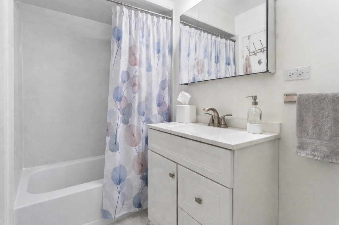 6325 N Sheridan Road Unit: 1906