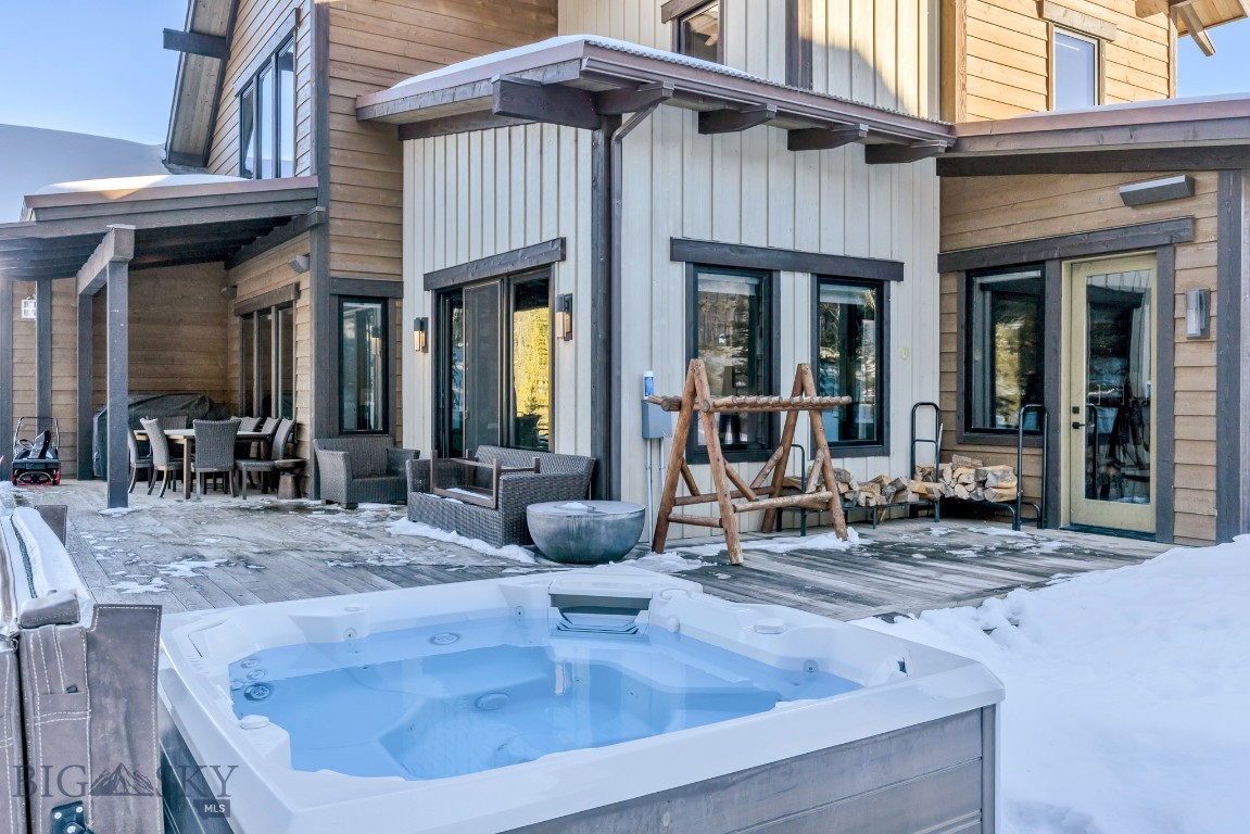 85 North Outlook Loop