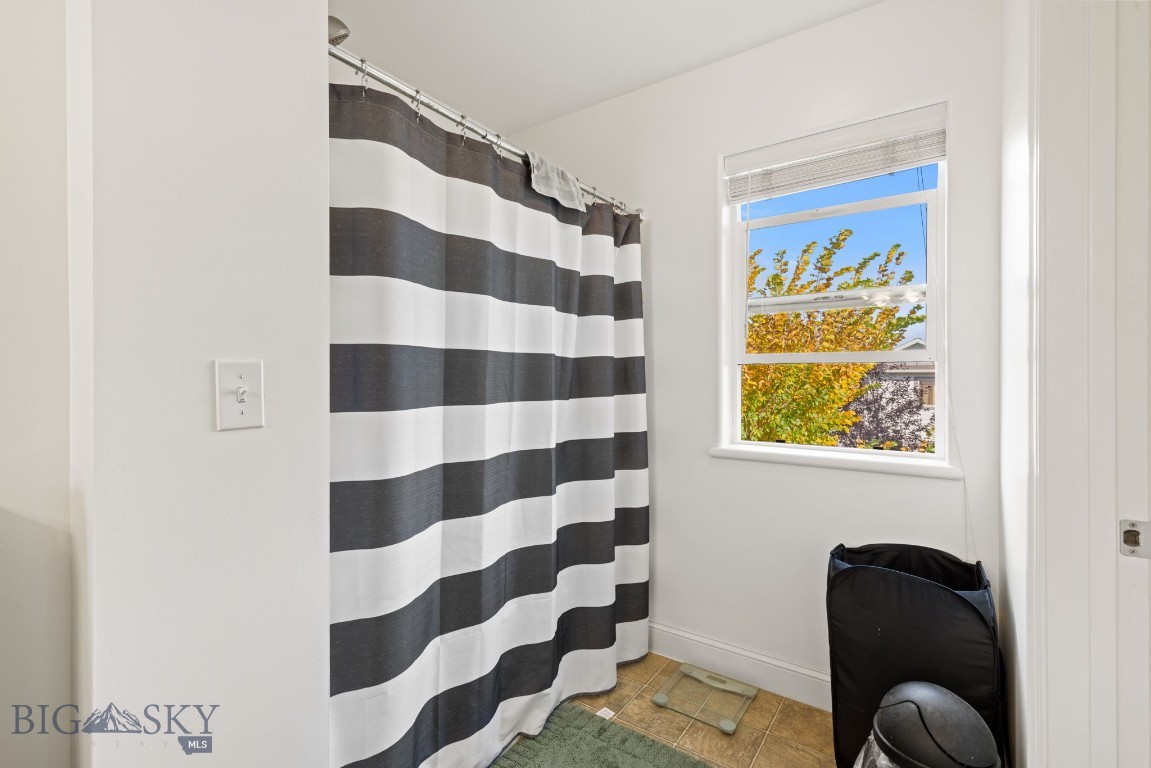 4091/4095 Diamond Street