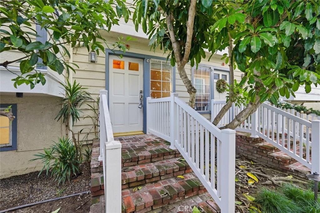 208 S Catalina Avenue