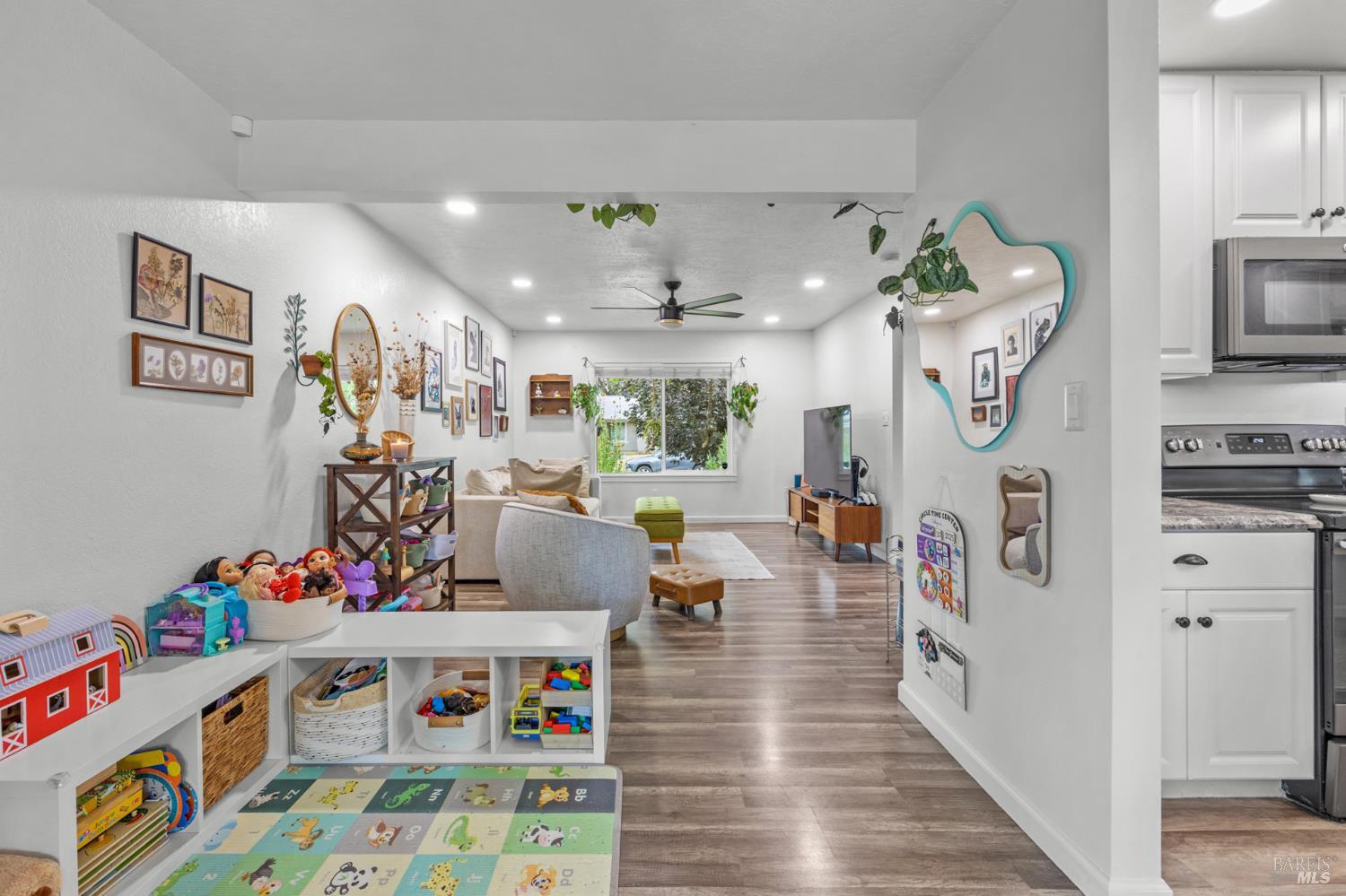 731 La Cruz Ln