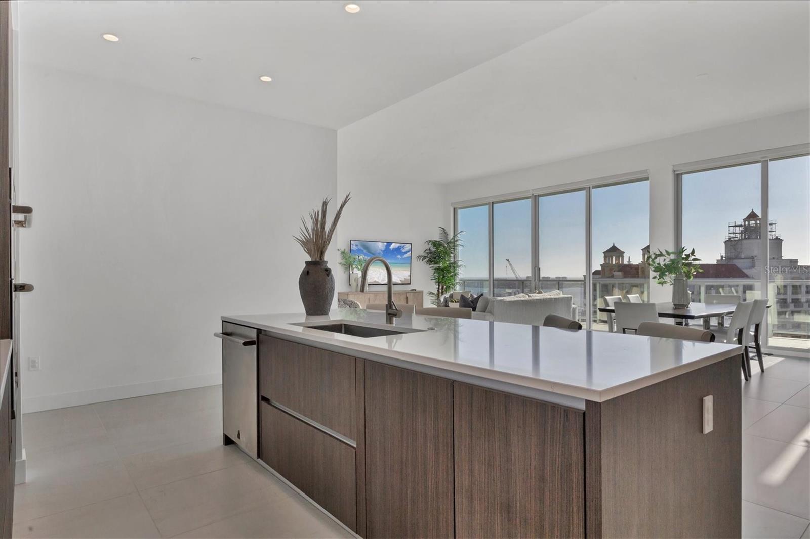 301 QUAY COMMONS #1811